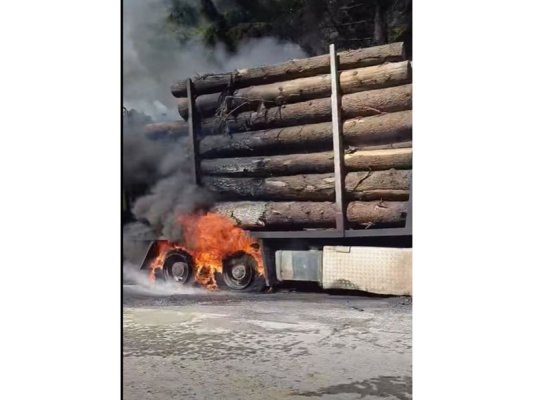 Yanan Kereste Tırı Smolyan-Devin Yolunu Kapattı