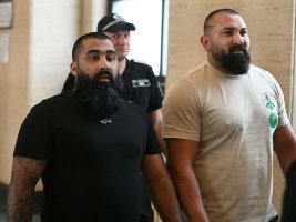 Kalaşnikofçular Hayır İşleriyle Başlamış Ama Pezevenklikten Kazanmış, Aralarında Ünlü Bir Kuaför de Var (Özet)