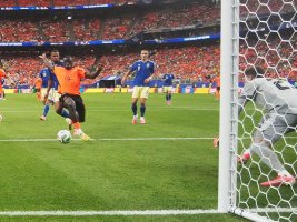 Hollanda 2-0 Öne Geçti, İsveç'in Golü Ofsayt Nedeniyle İptal Edildi