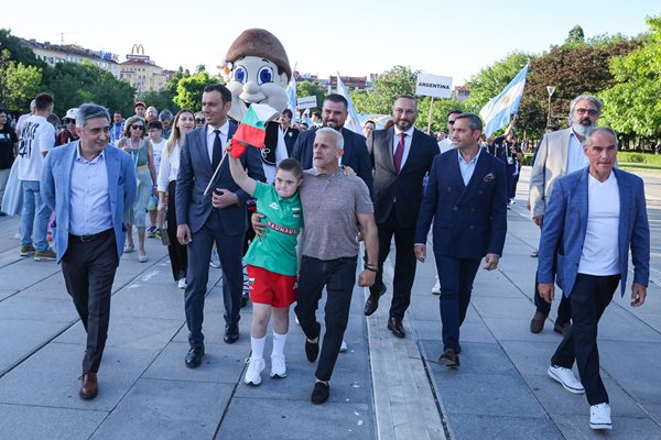 Кметът Васил Терзиев, депутатът Йордан Йовчев и други се включиха в парада по булевард "Витоша".
