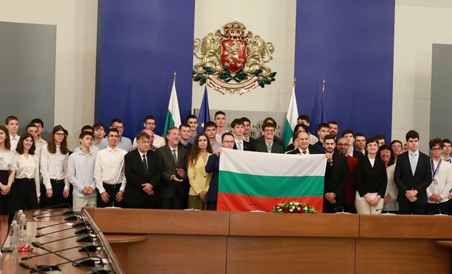 Премиерът Румен Радев връчи националния флаг на отборите по природни науки СНИМКА: Румяна Тонева