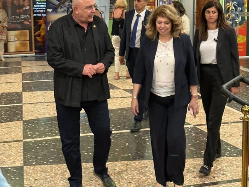 Cumhurbaşkanı Yotova ve Meclis Başkanı Dotsova, Satir Tiyatrosu'nda 'Hayat Bulan' Partsalev'i İzledi