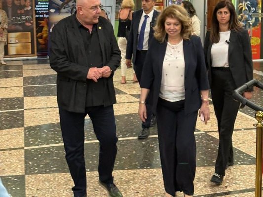 Cumhurbaşkanı Yotova ve Meclis Başkanı Dotsova, Satir Tiyatrosu'nda 'Hayat Bulan' Partsalev'i İzledi