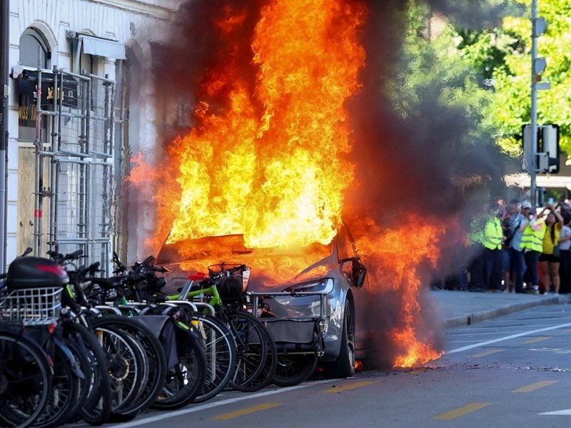 Cenevre'deki Protestocular G-7 Zirvesi Öncesinde Polisle Çatıştı (Fotoğraflar)