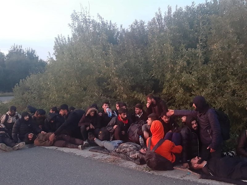 Uyuşturucu Etkisinde ve Ehliyetsiz Sürücü, İngiliz Plakalı Minibüsle 27 Göçmen Taşırken Yakalandı