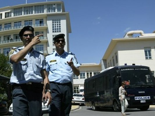 Yunanistan'da İki Genç, Uluslararası Pornografi Ağı ve Reşit Olmayan Kızlara Şantaj Suçlamasıyla Tutuklandı