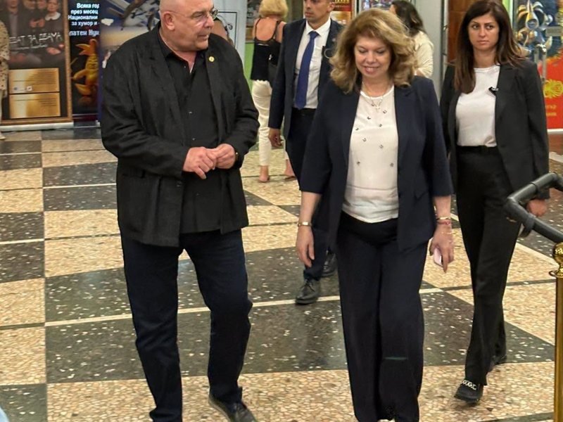 İliyana Yotova ve Mihaela Dotsova, Satirik Tiyatro'daki Georgi Parçalev Anma Gösterisinin Galasına Katıldı