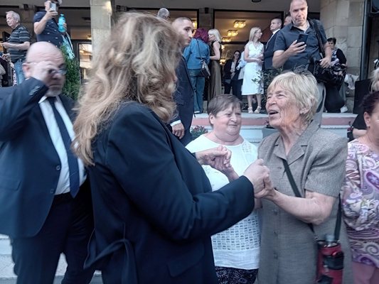 Yotova yaşlıları da onurlandırdı. Fotoğraf: Toni Maskrçka
