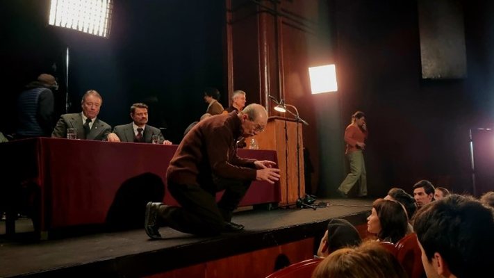 Yönetmen, Tesadüfî Şeylerin çekimleri sırasında oyunculara talimat veriyor.