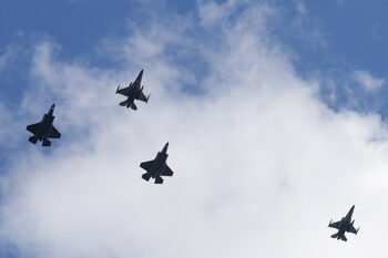 NYT: ABD, NATO'nun Avrupa'daki Uçaklarının Üçte Birini Çekmeye Hazırlanıyor