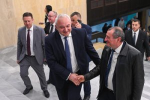 "Bildiğimi Söyleyelim": Demerdzhiev, Petio Euro'nun Yerini Bildiğini İma Etti