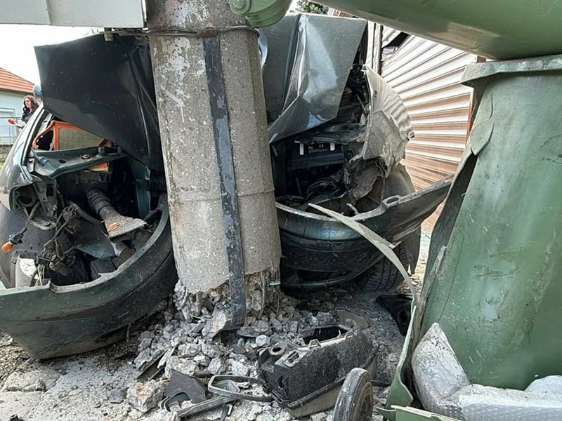 Arabayı Keserek 15 Yaşındaki Sürücüyü ve İki Çocuğu Çıkardılar