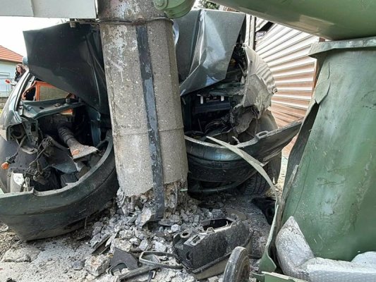 Arabayı Keserek 15 Yaşındaki Sürücüyü ve İki Çocuğu Çıkardılar
