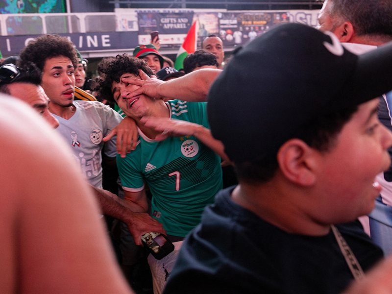 Times Meydanı'nda Arjantin ve Cezayir Taraftarları Arasında Toplu Kavga (Fotoğraflar)
