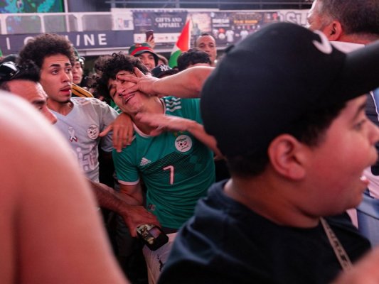 Times Meydanı'nda Arjantin ve Cezayir Taraftarları Arasında Toplu Kavga (Fotoğraflar)