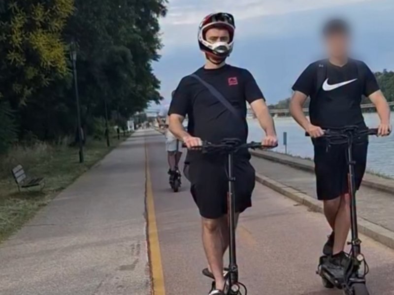 Plovdiv'de Bebek Arabalı Babaya Tekme Atan 17 Yaşındaki Scooter Sürücüsüne Suçlama