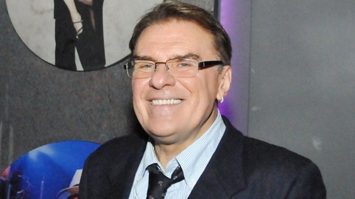 Dünyanın her yerinde şarkı söyledi, her yerde turneler düzenledi