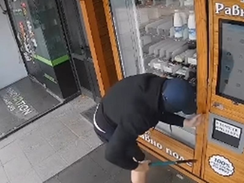 Sofya'da Polis Arabasını İçindeki Çocukla Çalmaya Çalışan Adam, Otomat Soydu (Video)