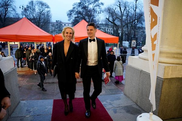 Radina Kırdjilova ve Plamen Dimov, 'İkar' ödül töreni öncesinde tiyatroya girerken