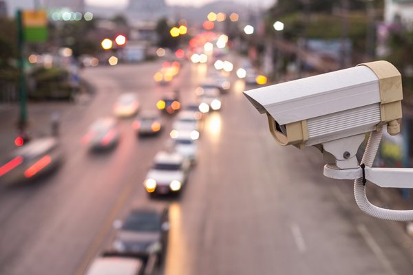 Çok fonksiyonlu 'akıllı kameralar' İsveç sisteminin kalbini oluşturuyor; mahallelerde, şehirlerarası yollarda ve otoyollarda her yerdeler.