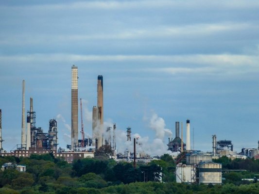 Rusya, Sibirya'daki Petrol Rafinerisine İHA Saldırısını Engelledi