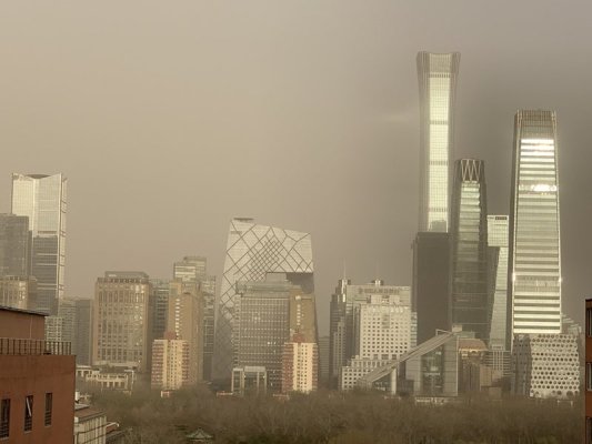 Küçük Bir Uçak Pekin'deki En Yüksek Gökdelene Çarptı, Yetkililer Fotoğraf Çekmeyi Yasakladı