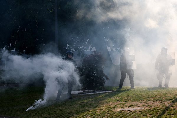 Polis, kendilerine cisim fırlatan protestoculara göz yaşartıcı gazla müdahale etti. Fotoğraflar: Reuters