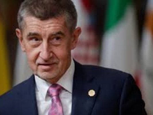 Prag'da Binlerce Kişi Kamu Medyası Bütçesinin Kısılması ve Sansüre Karşı Protesto Etti