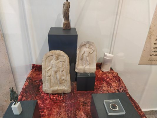 Dionysos'un farklı görünümlerine ait adak plakaları