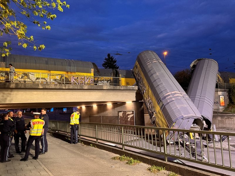 Yük Treni Almanya'da Köprüden Düştü (Fotoğraflar)