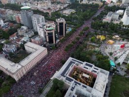 Günün Fotoğrafı: Binlerce Kişi Tiran Merkezini Hükümete Karşı Protesto İçin Bastı