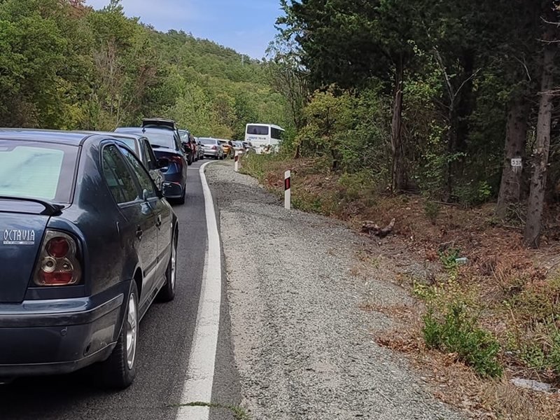 Gece Asfaltlama Çalışması Nedeniyle Obzor ile Güneşli Plaj Arasındaki Yolda Trafik Duruyor