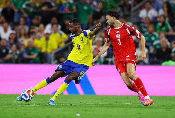 Alexander Isak Tunus kalesine şut çekiyor