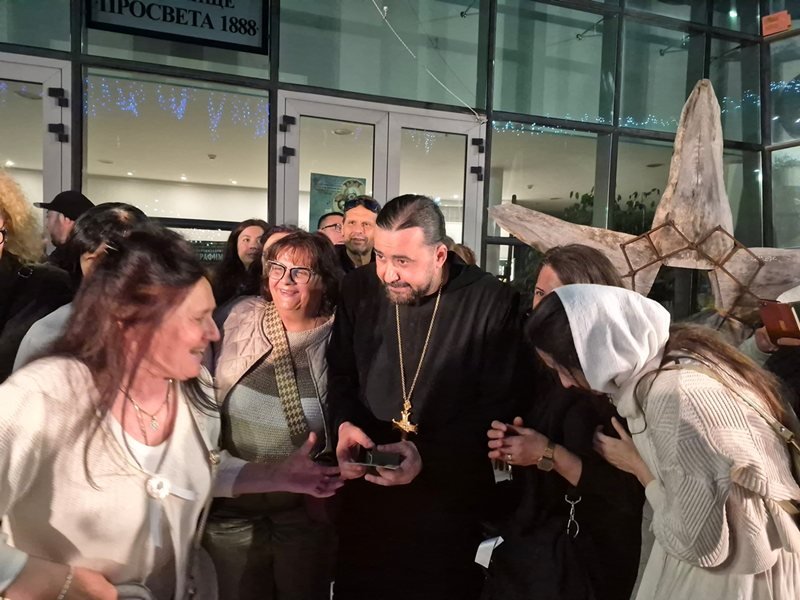 Pomorie'de Yüzlerce Kişi, Papa Franciscus'u İsa'nın Dilindeki İlahilerle Büyüleyen Keşişi Dinledi