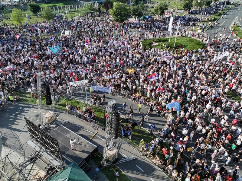 Novi Sad'da Binlerce Kişi Erken Seçim Talebiyle Protesto Etti