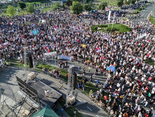 Novi Sad'da Binlerce Kişi Erken Seçim Talebiyle Protesto Etti