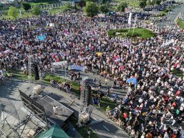 Novi Sad'da Binlerce Kişi Erken Seçim Talebiyle Protesto Etti