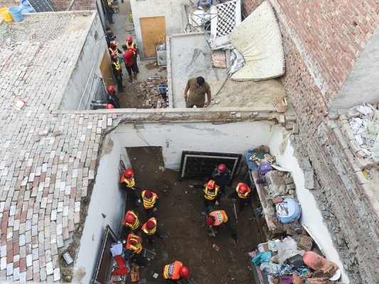 Pakistan'da Çatı Çökmesi: En Az 14 Çocuk Hayatını Kaybetti