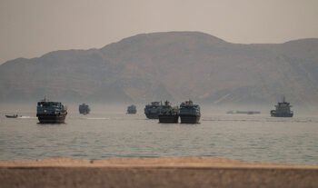 Hürmüz Boğazı'nda Mahsur Kalan Denizcilerin Tahliyesi Başlıyor