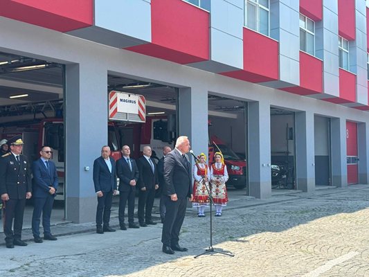 Bakan İvan Demerdjiev itfaiyecilere hitap ediyor.