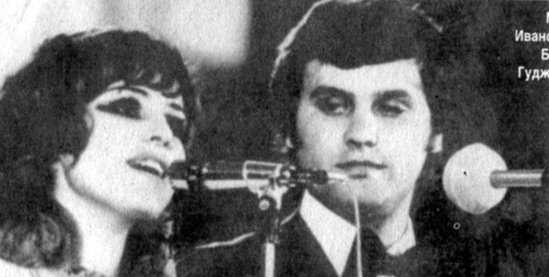Mimi Ivanova ve Boris Gudzhunov'un 'Hora i ulitsi'yi söyleyip halkın sevgilisi oldukları bir kartpostal basılıyor.