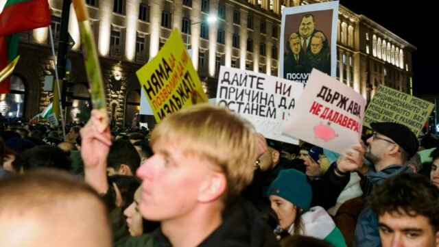 Bulgaristan'ın Koalisyon Hükümeti Protesto Baskısı Altında Beklenmedik Şekilde Çöktü