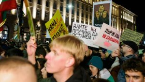 Bulgaristan'ın Koalisyon Hükümeti Protesto Baskısı Altında Beklenmedik Şekilde Çöktü