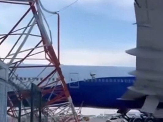Antalya Havalimanı'nda Uçak Radar Direğine Çarptı (Video)