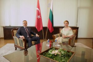Dışişleri Bakanı Velislava Petrova, Türk Mevkidaşı ile Görüşmesinde Kıyafetiyle Dikkat Çekti