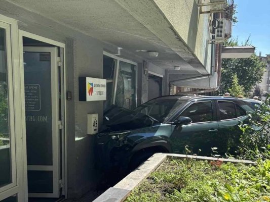 Sofya'nın Lozenets Semtinde Bir Araba Diş Kliniğine Daldı