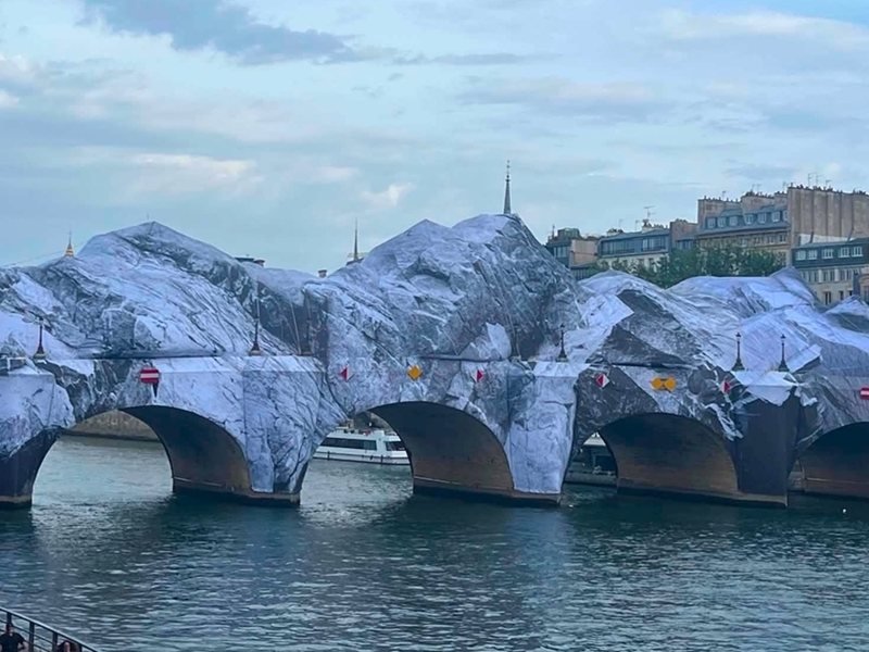 Paris'in En Eski Köprüsü Pont Neuf, Christo ve Jeanne-Claude Anısına Dev Bir Mağaraya Dönüştü