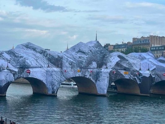 Paris'in En Eski Köprüsü Pont Neuf, Christo ve Jeanne-Claude Anısına Dev Bir Mağaraya Dönüştü
