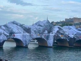 Paris'in En Eski Köprüsü Pont Neuf, Christo ve Jeanne-Claude Anısına Dev Bir Mağaraya Dönüştü