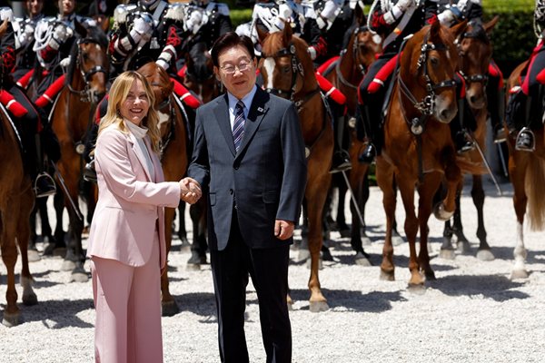 İtalya Başbakanı Giorgia Meloni Güney Kore Cumhurbaşkanı Yoon Suk Yeol'u kabul ediyor